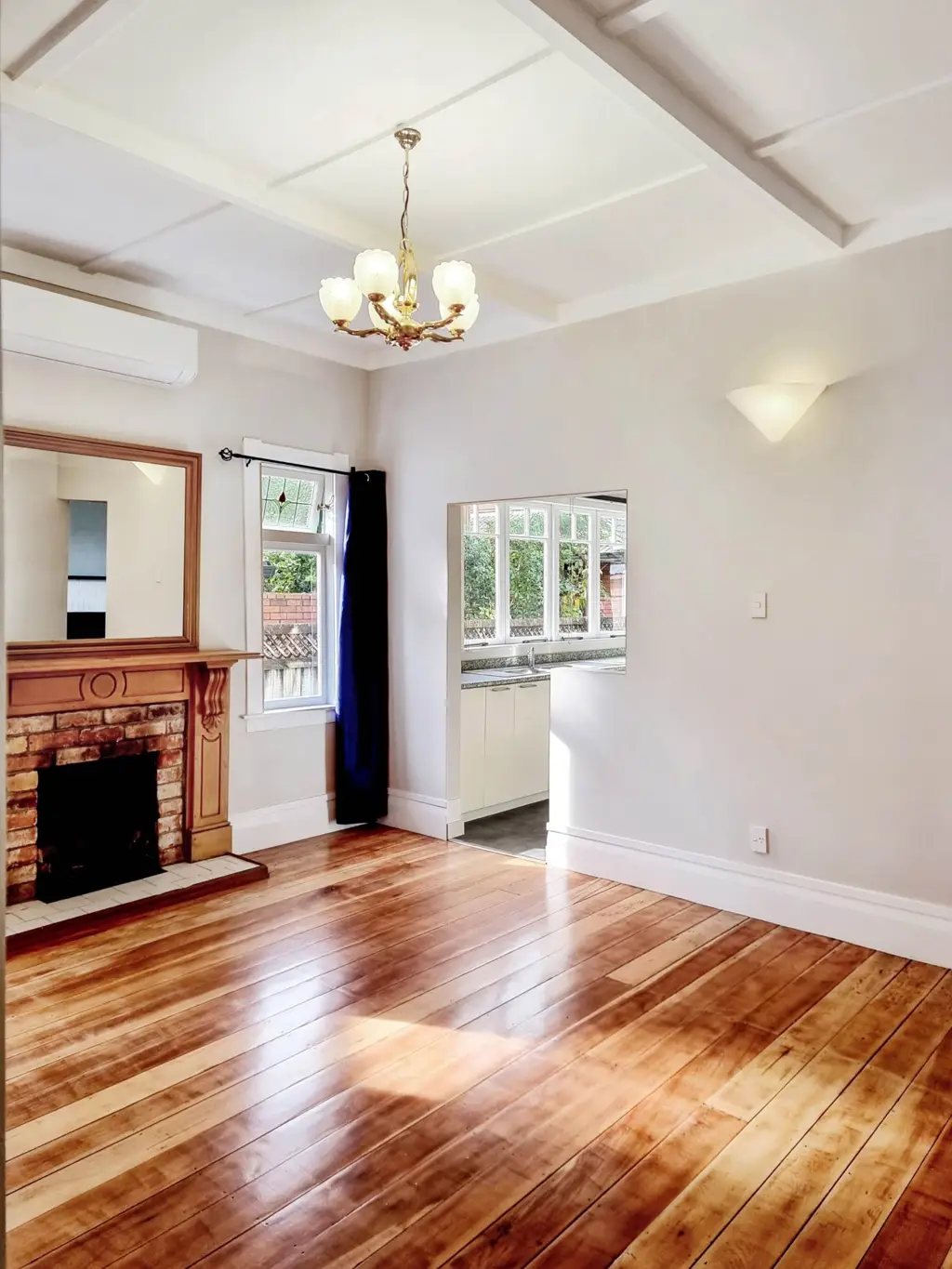 This  home is ready for a new family in the he...