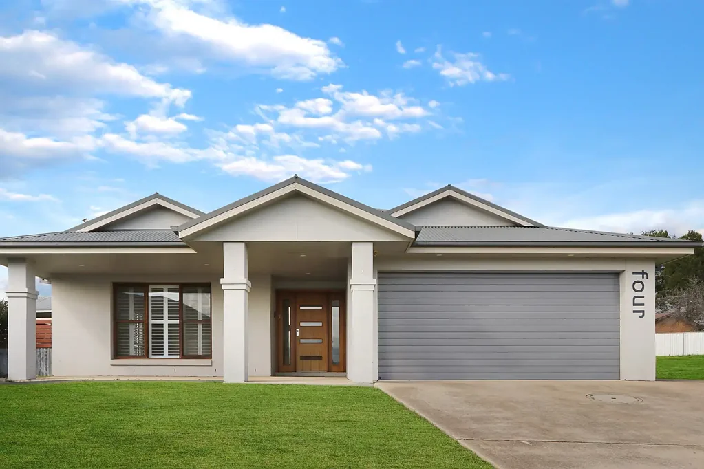 5 Bedroom Family home with pool