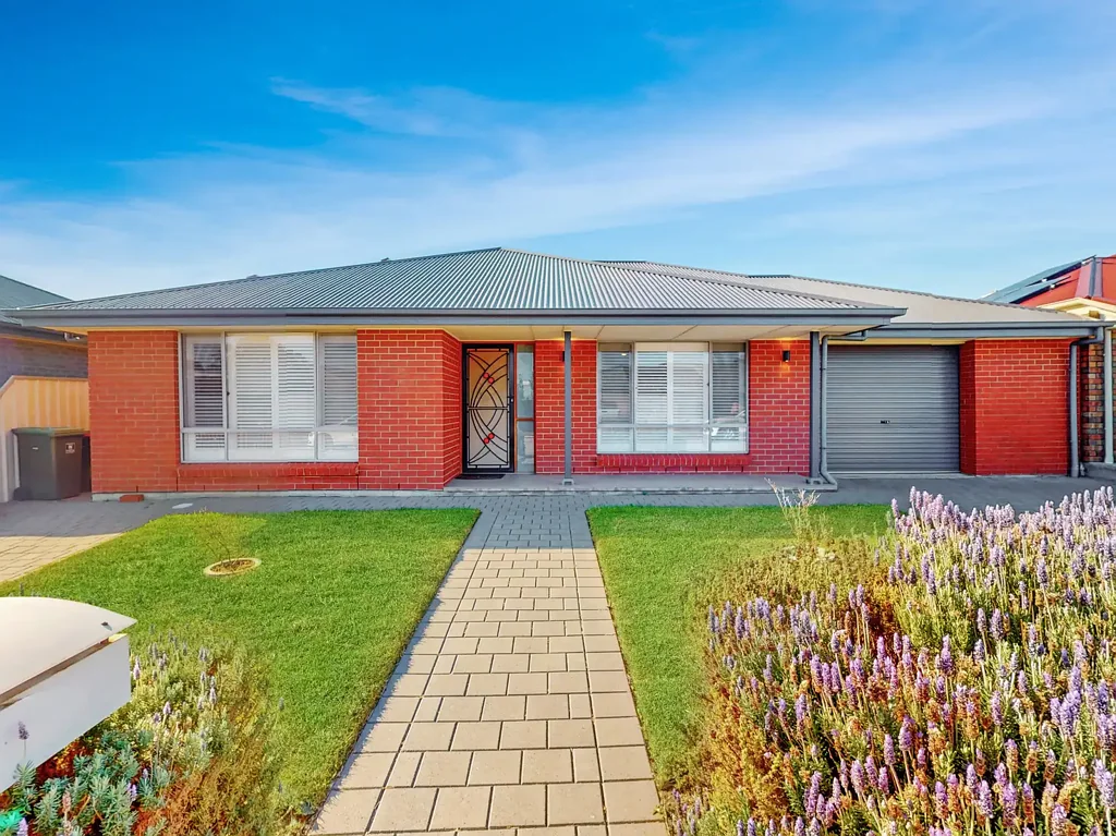 Old Noarlunga 3房  Modern Charm Meets Family Living