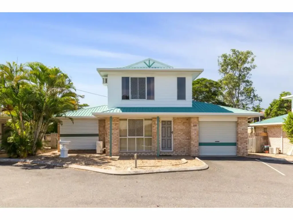 QUIRKY TOWNHOUSE LIVING - COMFORT, STYLE & CONVENIENCE!