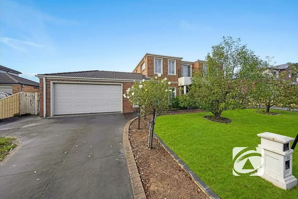 ELEGANT 5 BEDROOM FAMILY HOME WITH STUDY