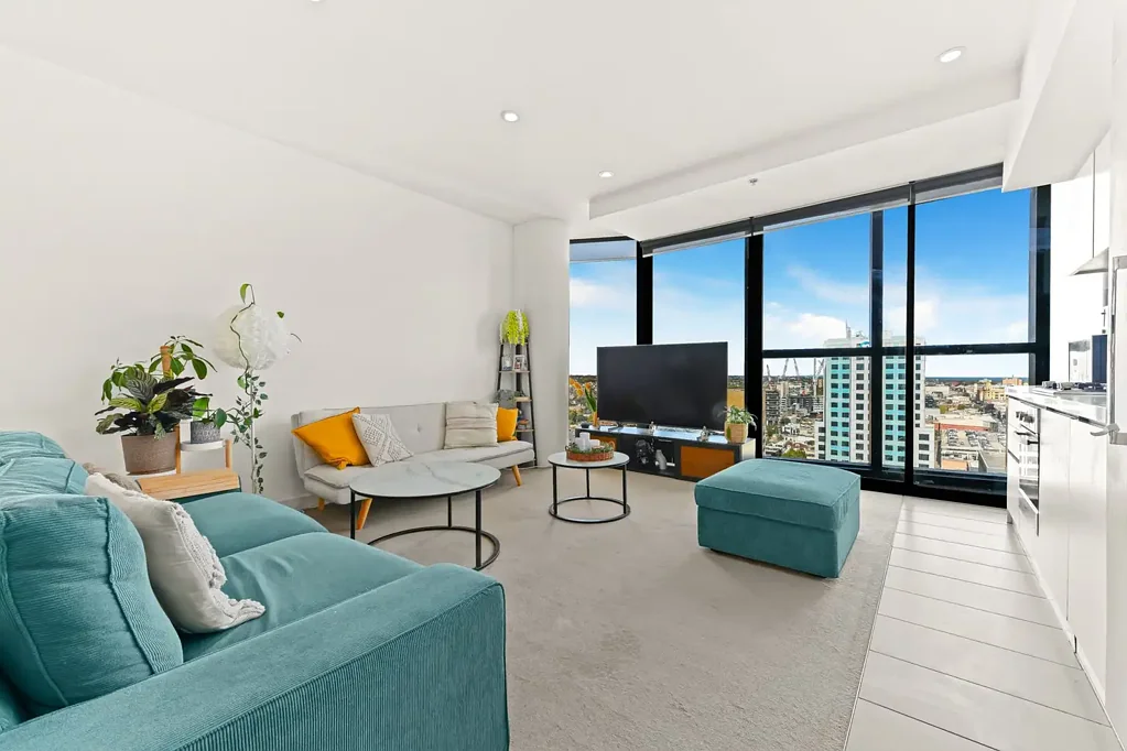 South Yarra 2房 城市绿洲，现代2卧公寓，宽敞舒适卧室，设施齐全浴室，安全停车车库，开放式起居区，城市天际线景观，高端装修设施，便利现代生活，South Yarra繁华社区。 Stunning Cityscape Living