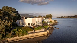 78 Wallis Street, Raglan