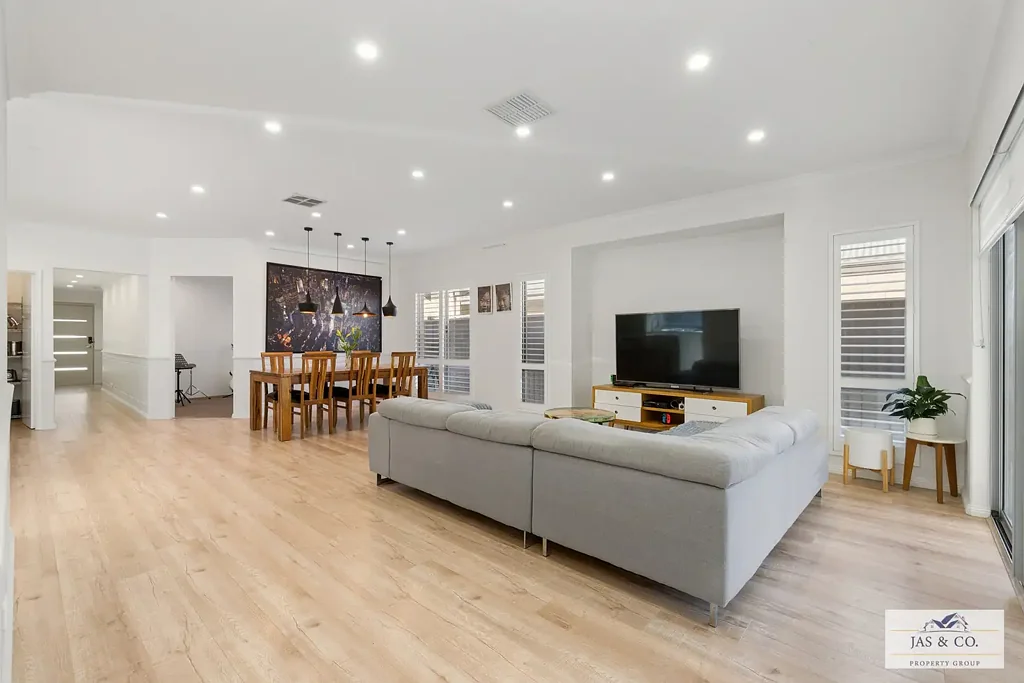 Caversham 4 Bedroom Stylish Family Living Opposite Parklands!
