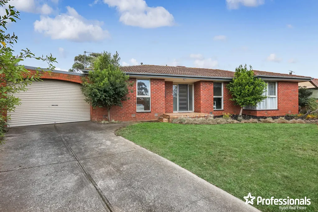 Melton West 4Kwarto Stylish 4 bedroom Gem on 585 sqm block with character and comfort