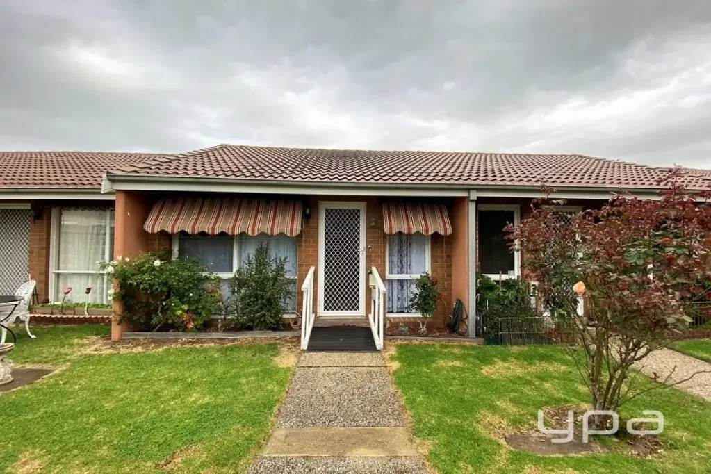 Gladstone Park 1房 购物中心正对面 精品住宅 温馨宜人 私人庭院 车棚便利 咖啡馆近 公共交通便 Great Investment Opportunity