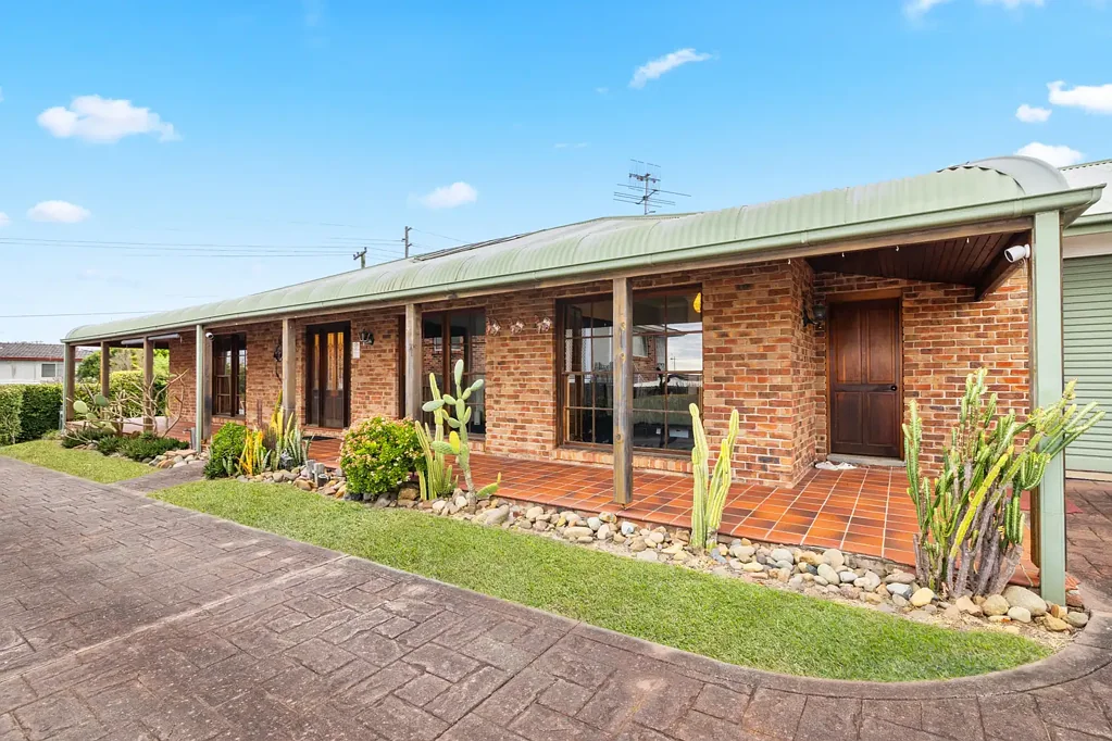 Gorokan 3ਬੈੱਡਰੂਮ High set unique family home with expansive garaging!