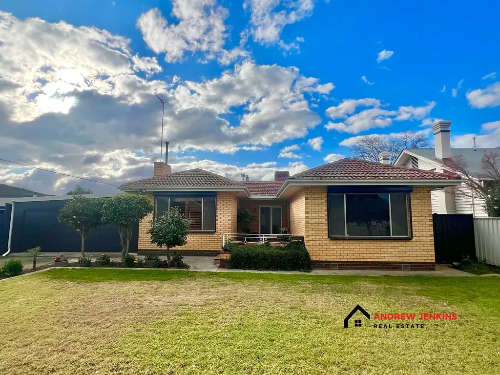 Cobram 3Moenga Well-Maintained Home in Prime Close-In Location