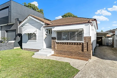 Lidcombe 5房 翻新瑰宝，阳光充沛的室内空间和独立休闲区 | 距离 Joseph St 商店 450 米 Renovated Gem with Sunlit Interiors & Detached Retreat | 450m to Joseph St Shops