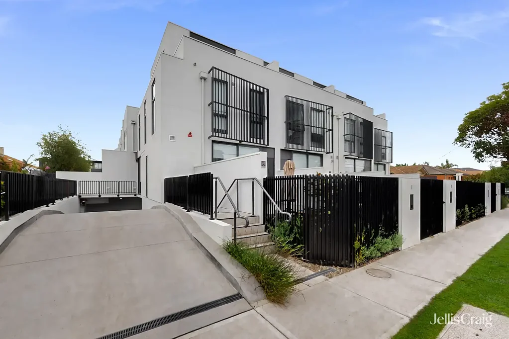 LUXURY TOWNHOUSE IN THE HEART OF MCKINNON