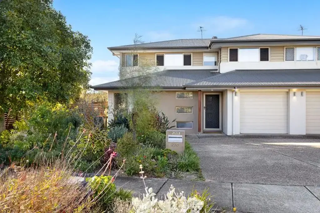 Mango Hill 4 Bedroom BRIGHT AND BREEZY! GENEROUS SIZED DUPLEX!