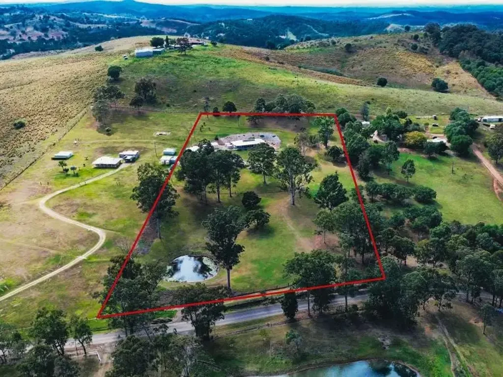 South East Nanango 3कमरा Stunning Near-New Home with Rural Charm