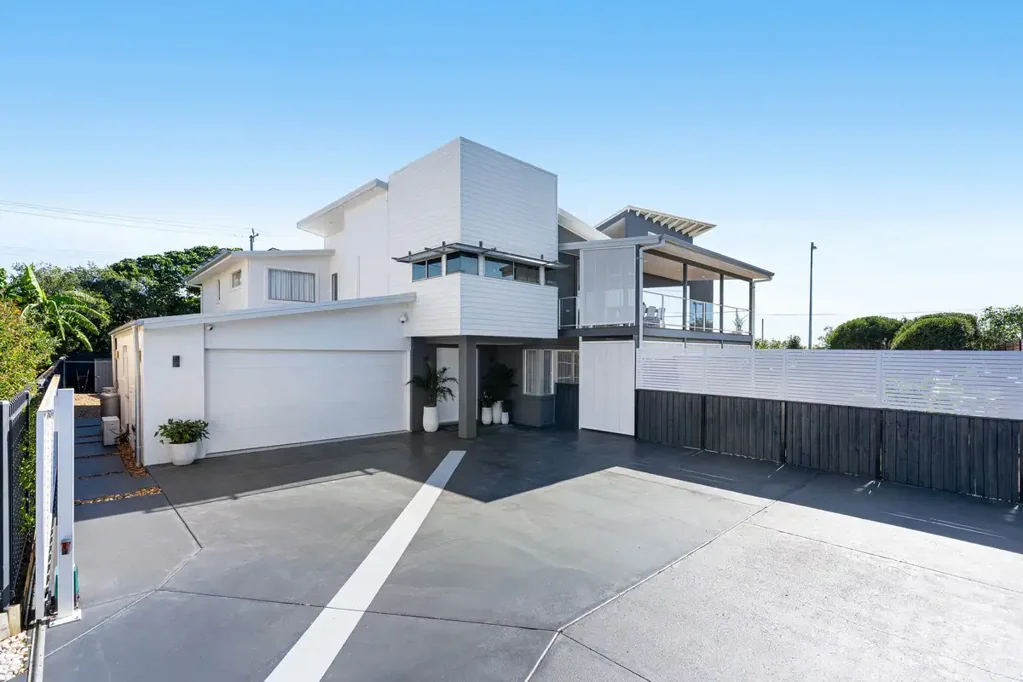 Redland Bay 5房 海湾景观壮丽 961平米高地 10kw太阳能 双车库环氧地 风管空调全配 私密泳池庭院 紧邻Marina生活 Unmatched family home. Huge backyard. Architectural design.