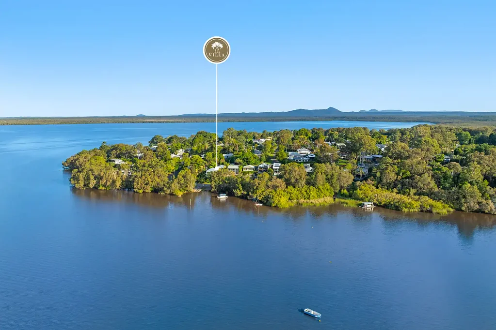 Boreen Point 5房  ' Le Bateau Ivre'  A Lake front beautifully curated Queenslander with guest accomodation on a double block.