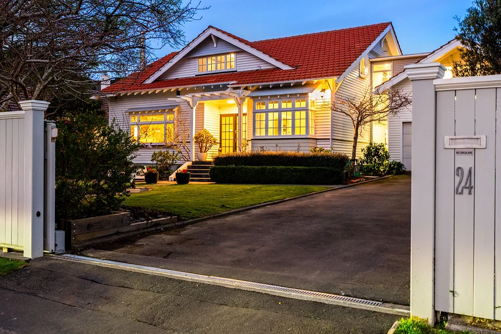 Karori 5 Slaapkamer SUBSTANTIAL, SUNNY CHARACTER HOME, CENTRAL KARORI