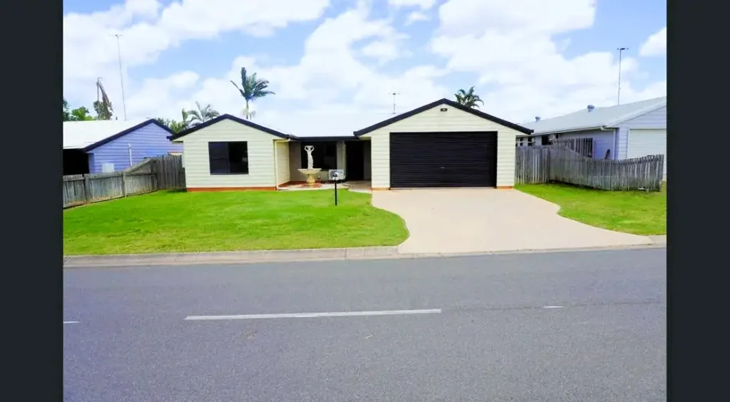 Moranbah 4Zimmer Modern & Spacious Family Residence with Dual Living Areas and Powered Shed