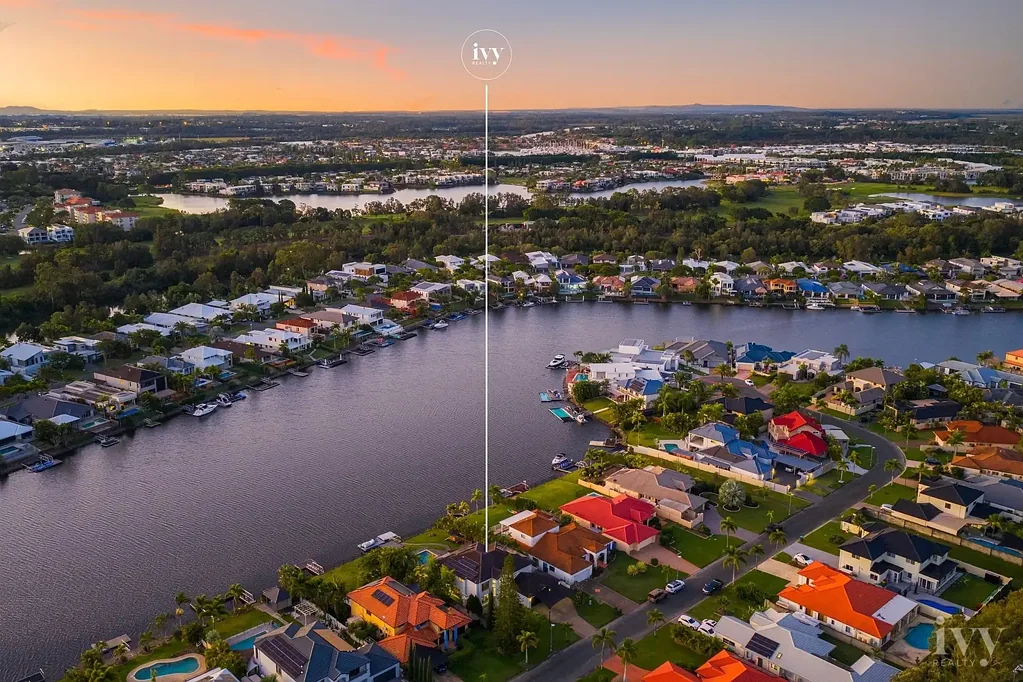 Helensvale 5બેડરૂમ North-Facing Waterfront Entertainer in Exclusive Parkwater Terrace