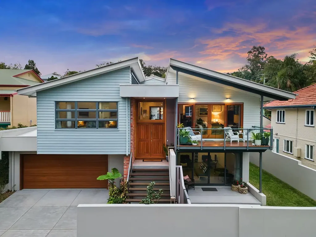 Toowong 4房 Perrin Park景观 607平米朝北后院 知名建筑师设计 获奖住宅 高级木材细节 Miele电器 主卧景观套房 加热泳池 雨水罐太阳能 Award winning family home overlooking park