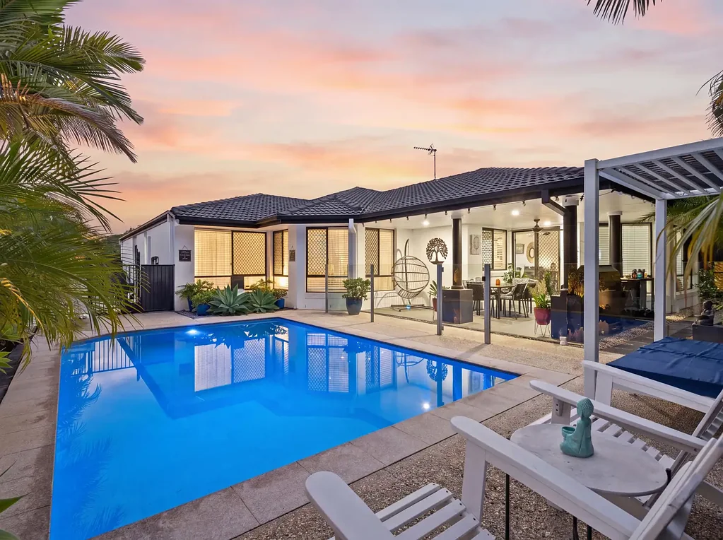 Pacific Pines 4chambre Stunning Fully Renovated Family Living with Pool & Home Gym