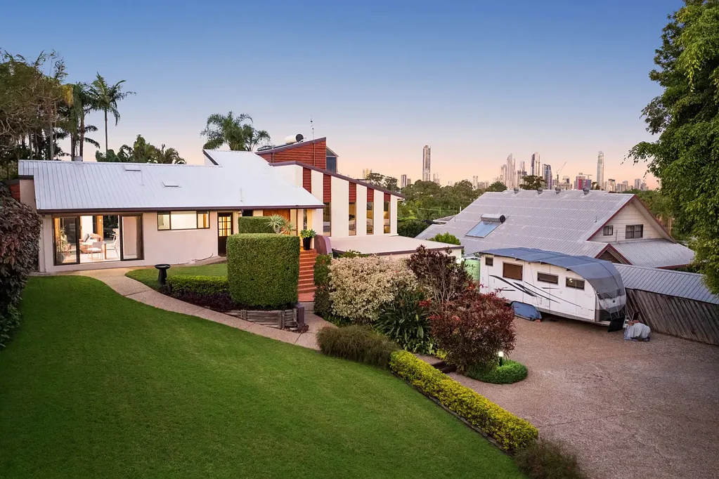 Southport 5कमरा An Architectural Hideaway with Skyline Views and Tropical Serenity