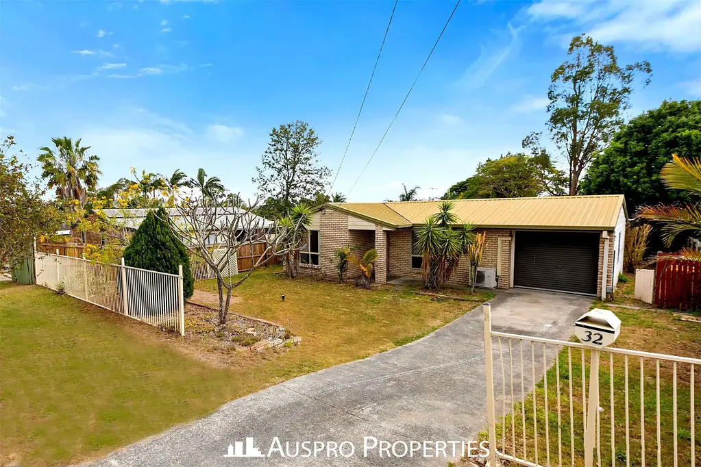 Immaculate Lowset Living with Extension Potential