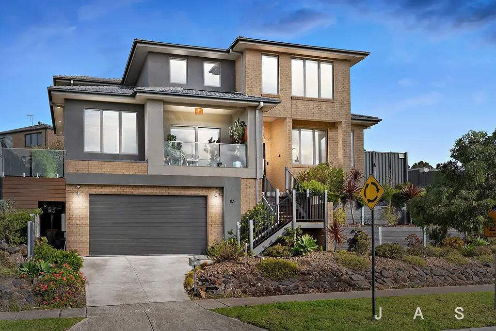 Luxe Family Living With River Frontage
