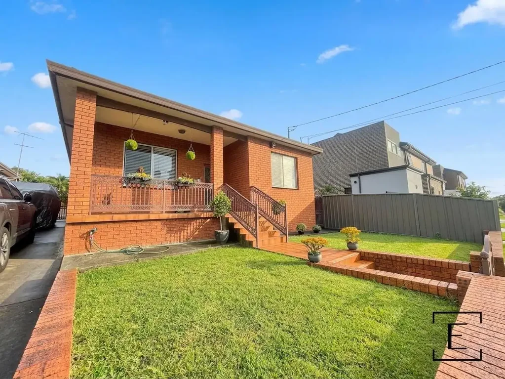 LARGE FAMILY HOME IN CONCORD!