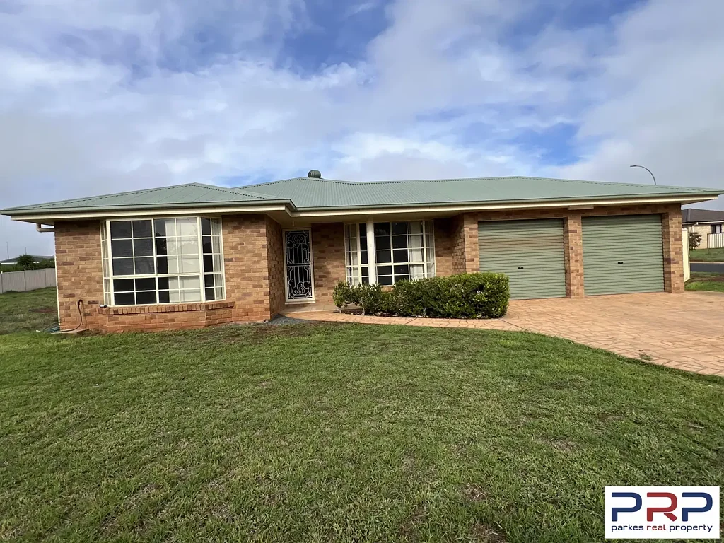 Parkes 4બેડરૂમ Modern Family Living on a Spacious Corner Block