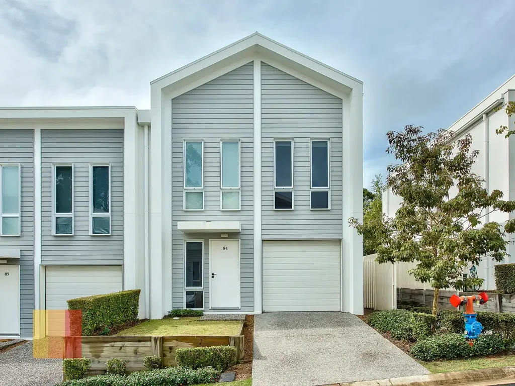 MODERN 3 BEDROOM TOWNHOUSE IN QUIET COMPLEX