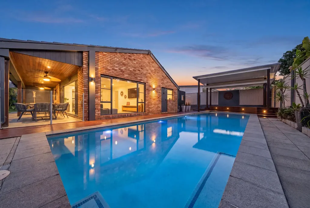 Ashmore 4બેડરૂમ Secure Elevated Family Retreat with Resort-Style Outdoor Living