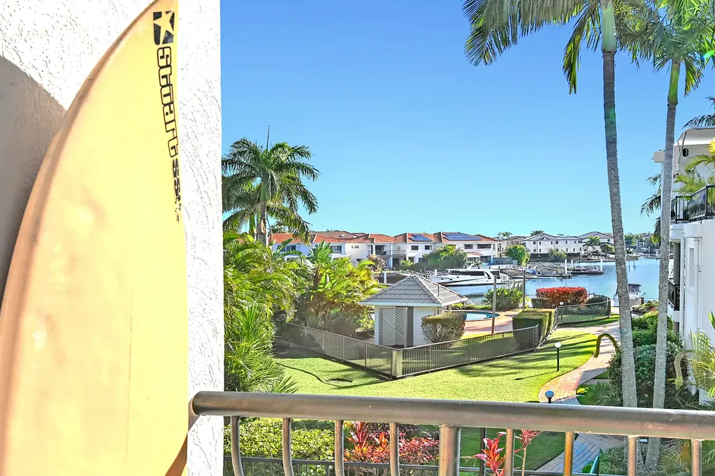 Runaway Bay 3 Slaapkamer North Facing 3 bedroom Unit - Water Views - Secure Coastal Location