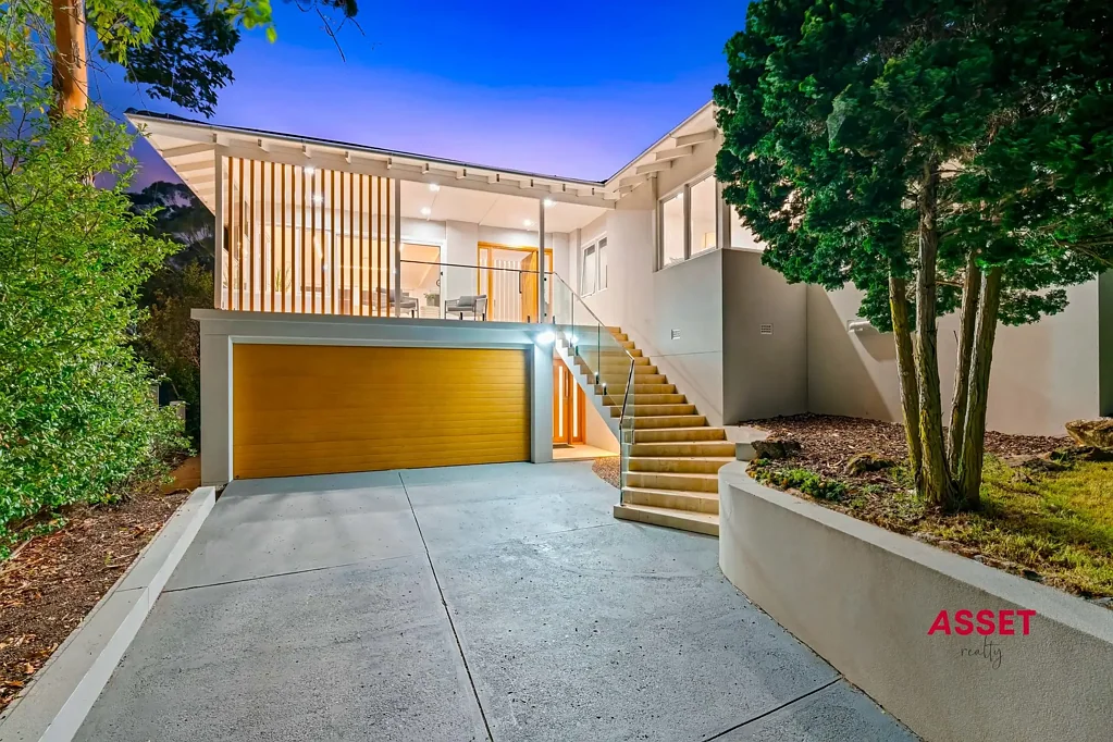 East Killara 6ਬੈੱਡਰੂਮ Luxury home with stunning Valley and Water Views in a Private and Tranquil Setting  on over 1,000 sqm block plus self-contained accommodation