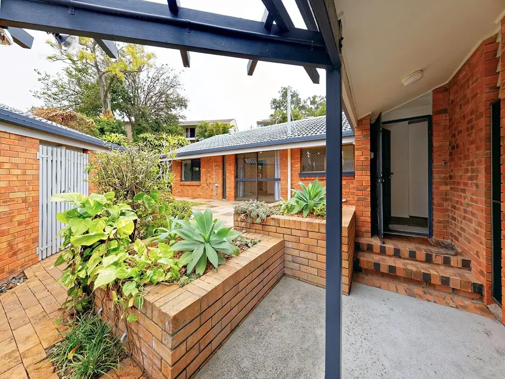 Spacious Family Retreat with Poolside Entertaining in Leafy Jindalee