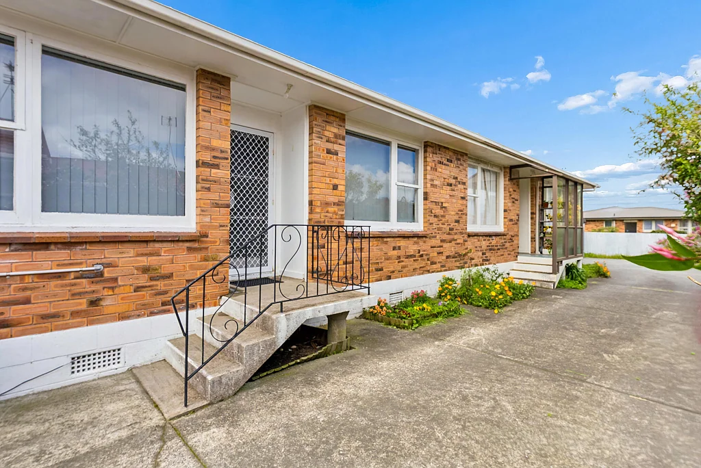 Royal Oak 1 Bedroom Vendor says sell. Ignore the CV