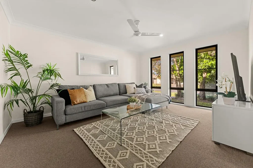 Eagleby 4房 宽敞661m²地块 四卧带主套 开放式布局 双车库 宁静私人街道 Spacious Family Home on 661m� in Quiet Cul-de-Sac, Move-In Ready