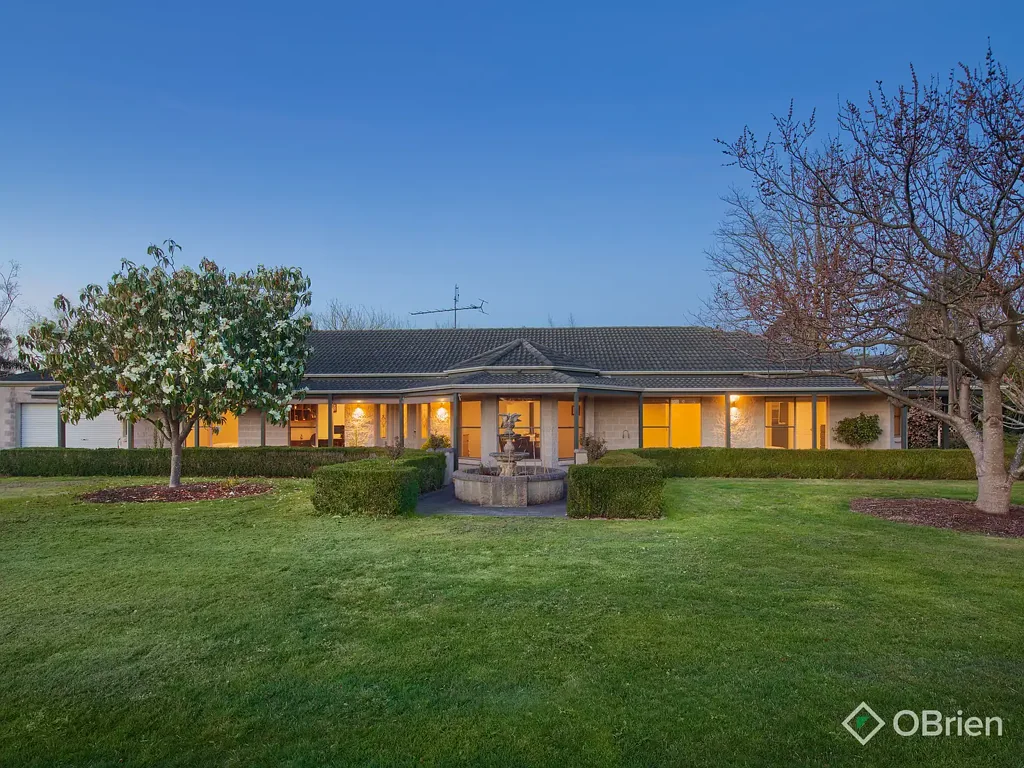 Warragul 4Habitaciones Prestige Family Living on Over an Acre with Great Shedding