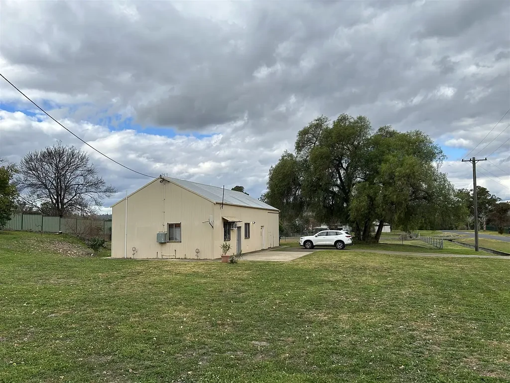 Barraba 1 Slaapkamer Spacious Property with Large Colourbond Shed & Self-Contained 1-Bedroom Unit