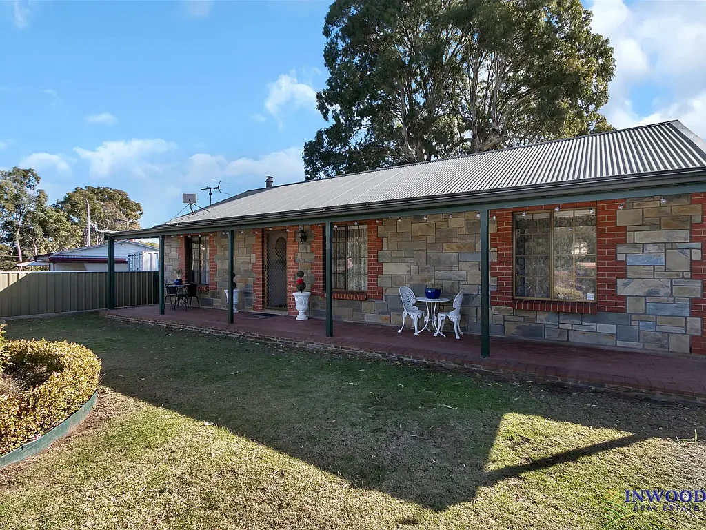 Mount Pleasant 3chambre Exquisitely presented turn-key home on extra large 1138 m2 block, established gardens. Inspection by appointment.