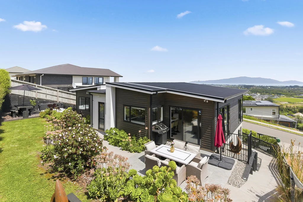 Waikanae 4 Slaapkamer Near New with a View - It's Gotta GO!