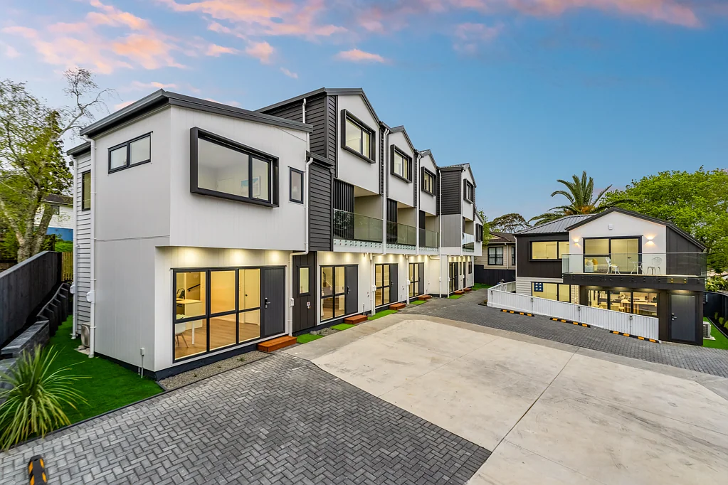 West Harbour 3chambre Premier Living - CCC & Title Issued