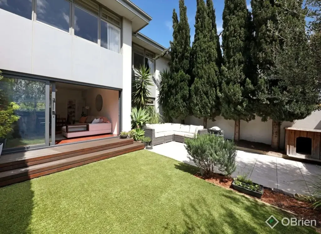 Charming Ground-Floor Apartment with Private Courtyard & Modern Features!
