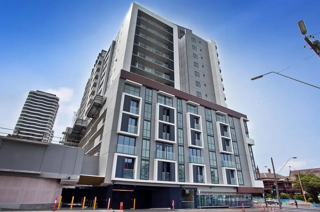 “3 Bedrooms Apartment in Great Location!”