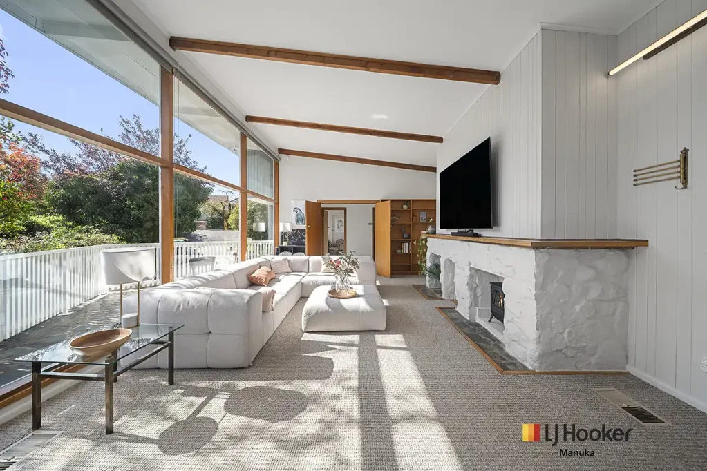 Deakin 3Zimmer A Private Mid-Century Sanctuary with Elevated Outlook