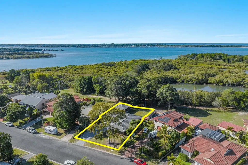 Yamba 5침실 Dual Occupancy Overlooking Riverfront Reserve!