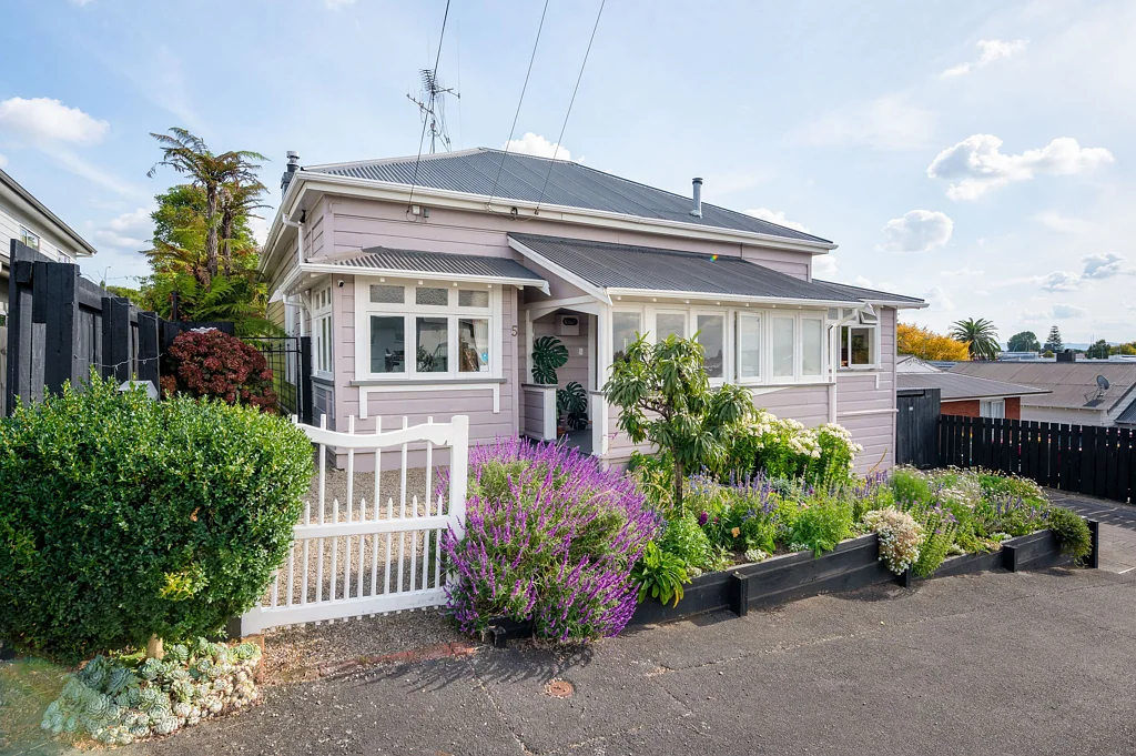 Hamilton Lake 3Zimmer Character Home with a Private Garden Oasis
