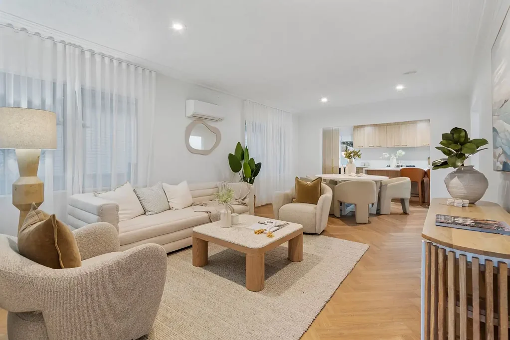 Wavell Heights 5Kwarto A STATEMENT HOME IN THE HEART OF WAVELL HEIGHTS - $1,800,000 - 5 BEDROOMS , 3 BATHROOMS , 4 CAR ACCOMODATION / 610M2 LAND
