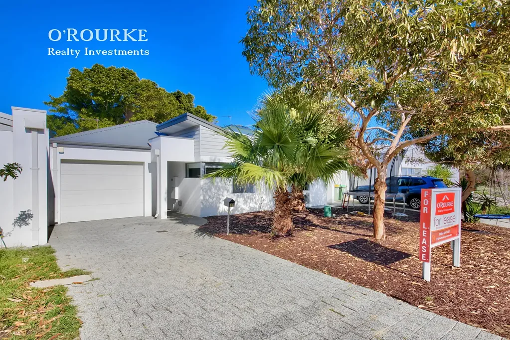 Stylish Coastal Living in an Enviable Street-Front Position