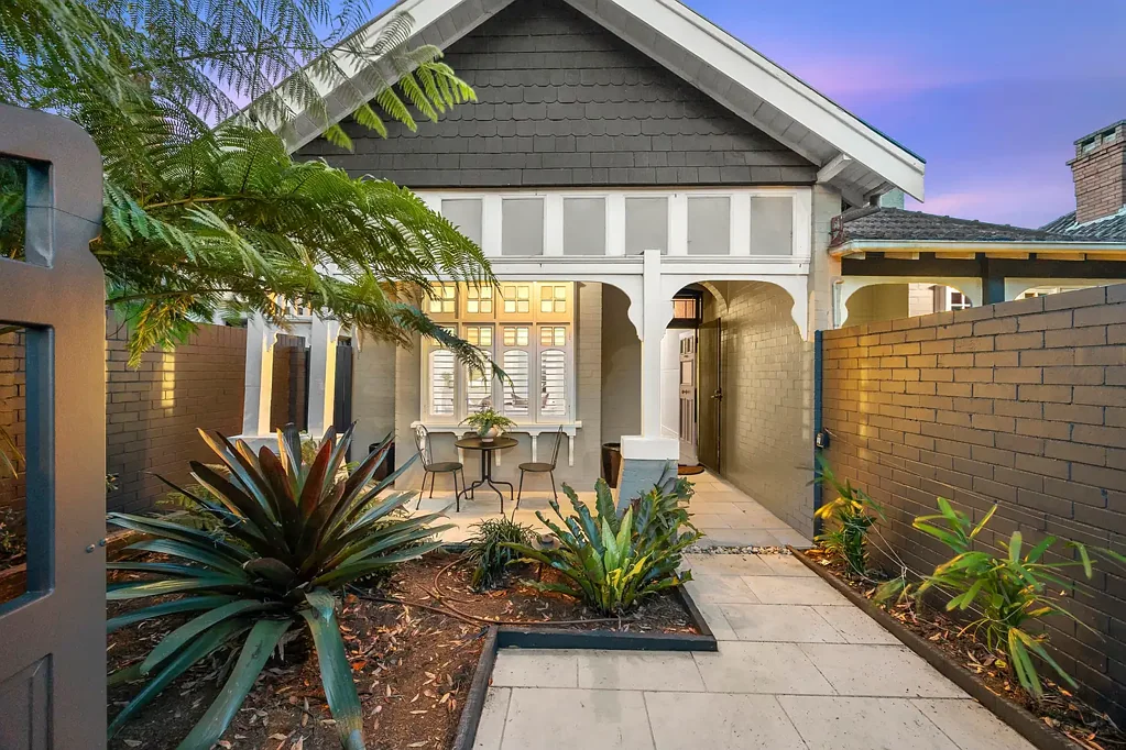 Crows Nest 3غرفة نوم Charm and Contemporary Finesse, a Perfect Lifestyle Setting