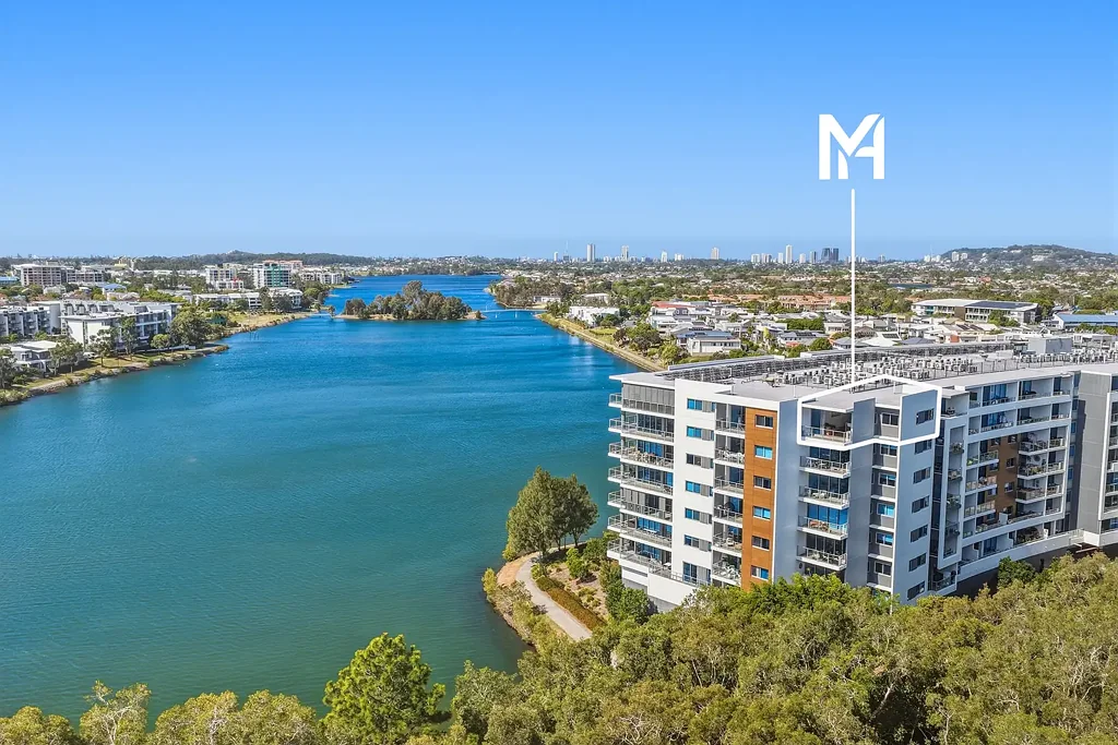 Varsity Lakes 2침실 Beautifully Renovated Apartment with Elevated Hinterland & Water Views