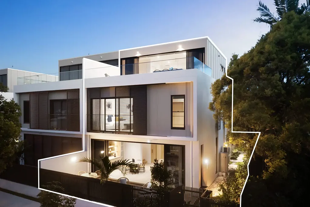 Surfers Paradise 4房  Brand New Tri-Level Villa in "Capri": Effortless Luxury and Contemporary Comfort